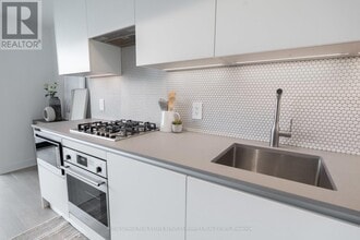 2720 Dundas St W in Toronto, ON - Building Photo - Building Photo