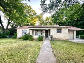 421 N Gilmer St in Killeen, TX - Building Photo