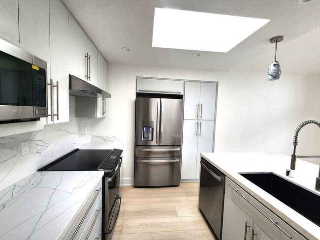 1635 Redwood Ave in Redwood City, CA - Building Photo - Building Photo