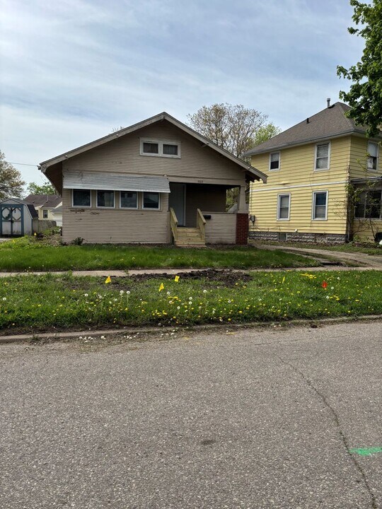 1033 W 6th St in Waterloo, IA - Building Photo