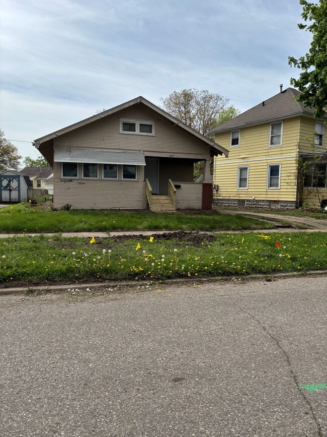 property at 1033 W 6th St