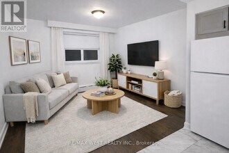 106 Kirknewton Rd in Toronto, ON - Building Photo - Building Photo