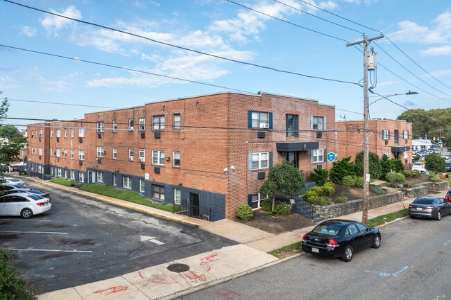 Longshore Apartments in Philadelphia, PA - Foto de edificio - Building Photo