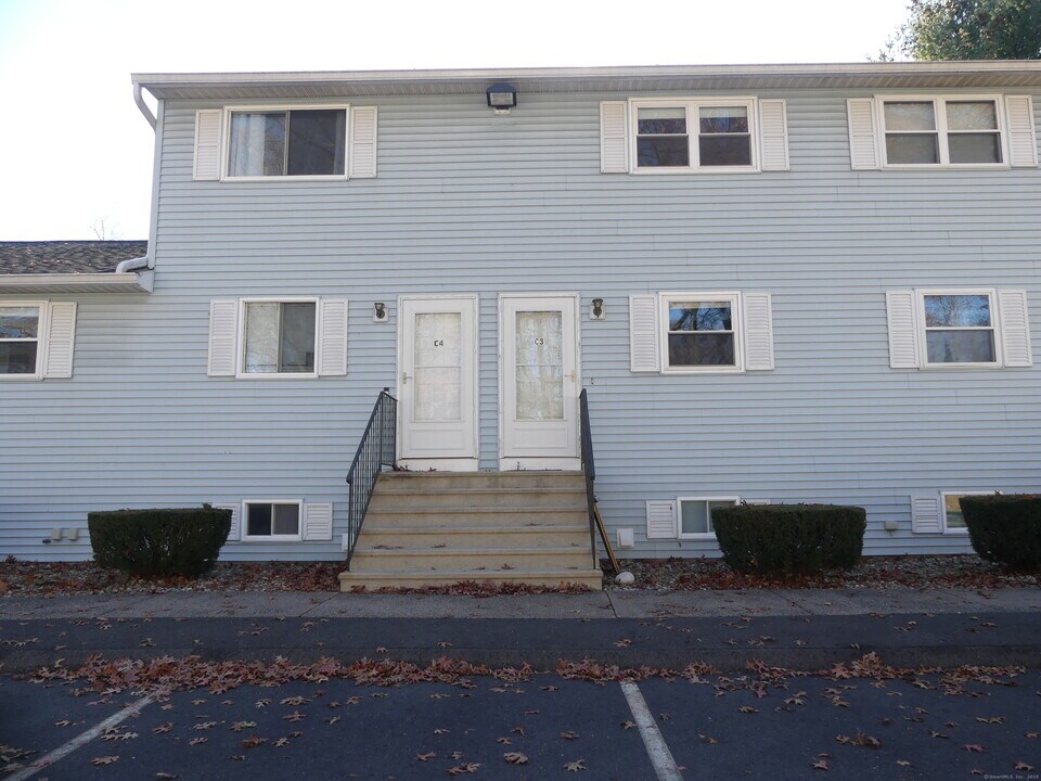33 Spring St in Plainville, CT - Building Photo
