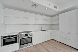 55 SW 9th St, Unit 4008 in Miami, FL - Building Photo - Building Photo