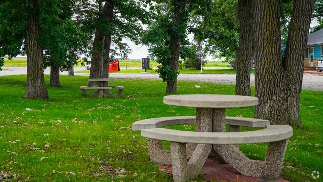 605 30th Ave W, Unit #4 in Alexandria, MN - Foto de edificio - Building Photo