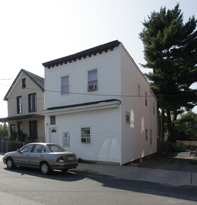 14 Grove St in Glen Cove, NY - Foto de edificio - Building Photo