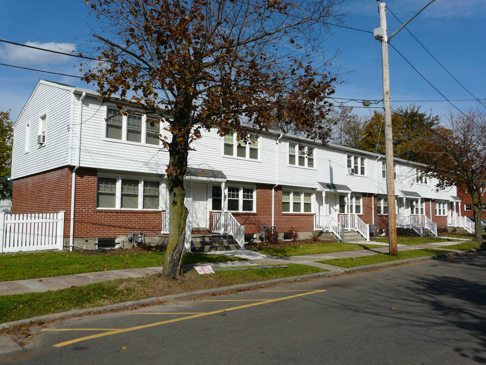 Savin Court Apartment in West Haven, CT - Building Photo