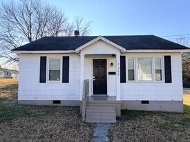 104 Sycamore St in South Hill, VA - Building Photo