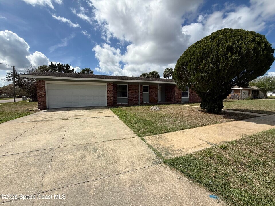 1295 Country Club Blvd in Titusville, FL - Building Photo