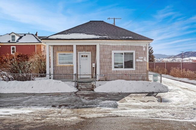 property at 118 E Platinum St