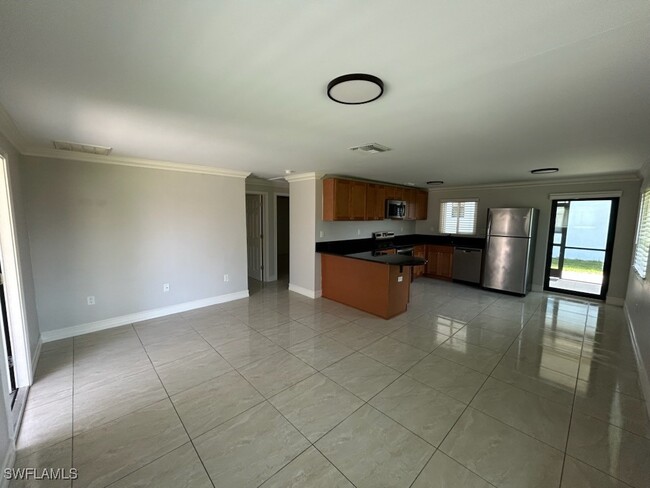 682 108th Ave N in Naples, FL - Foto de edificio - Building Photo