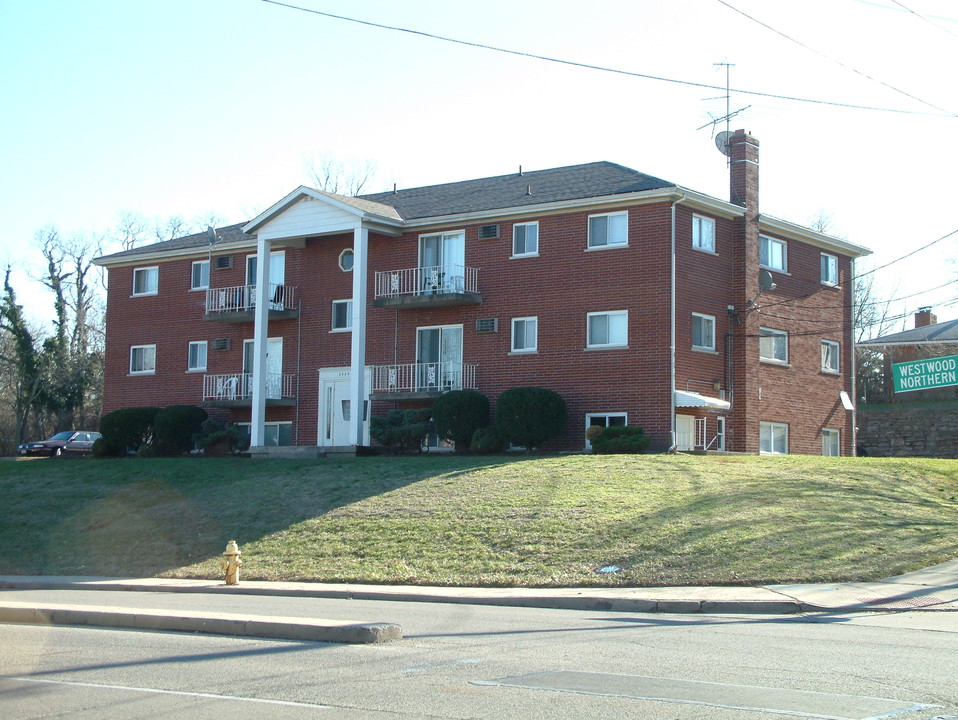 2565 Westwood Northern Blvd in Cincinnati, OH - Foto de edificio