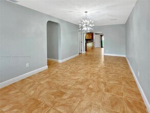 7321 SW 18th Street Rd in Miami, FL - Foto de edificio - Building Photo