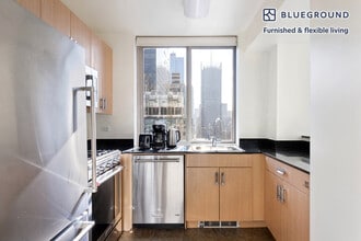 561 10th Ave in New York, NY - Building Photo - Building Photo