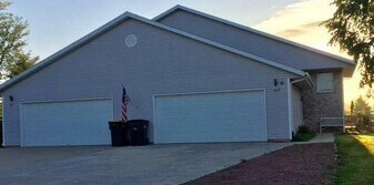 611 Wellington Dr, Unit 611 in West Bend, WI - Building Photo