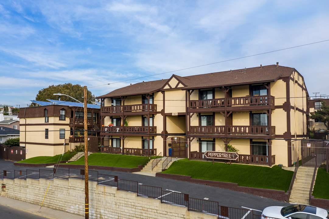 Peppertree Apartments in Hermosa Beach, CA - Foto de edificio