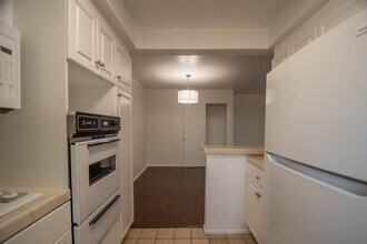 14706 Dickens St, Unit 05 in Los Angeles, CA - Foto de edificio - Building Photo