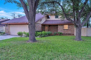 901 Eden Ln in Laredo, TX - Building Photo