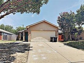 1021 Olivewood Ln in Fort Worth, TX - Building Photo
