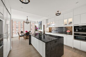 200 E 95th St in New York, NY - Building Photo - Building Photo