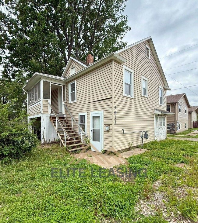 property at 1011 SW Douthitt Ave