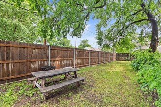 2004 S 11th St in Waco, TX - Building Photo - Building Photo