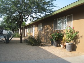 Sandstone Villas Apartments in Fresno, CA - Building Photo - Building Photo