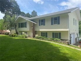 17 Pinewood Shores in Sherman, CT - Building Photo