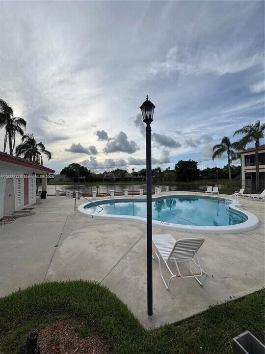 1226 N Hiatus Rd in Pembroke Pines, FL - Building Photo
