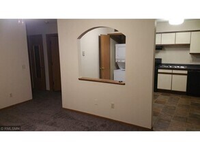 2204 Hanley Rd-Unit -4 in Hudson, WI - Foto de edificio - Building Photo