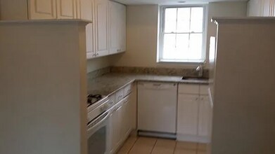 124 Lake Shore Rd, Unit Apt 3 in Boston, MA - Foto de edificio - Building Photo