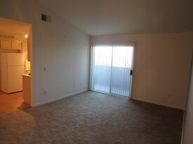 231 W Horizon Ridge Pkwy in Henderson, NV - Building Photo