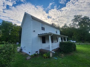 1800 Nethers Rd in Sperryville, VA - Foto de edificio - Building Photo