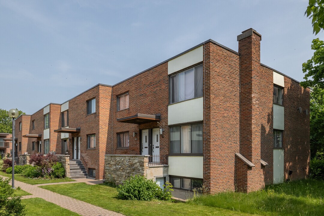 12 Crépeau Rue in St. Laurent, QC - Building Photo