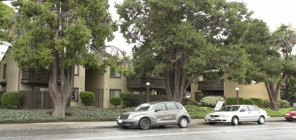 Snooty Fox Apartments in San Leandro, CA - Foto de edificio - Building Photo