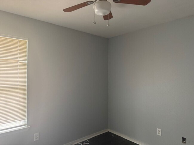 570 Sterling Price St in Tatum, TX - Foto de edificio - Building Photo