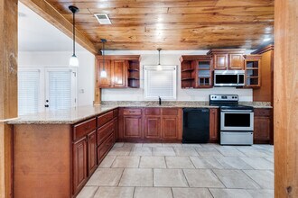 221 Woodvale Ave in Lafayette, LA - Building Photo - Building Photo