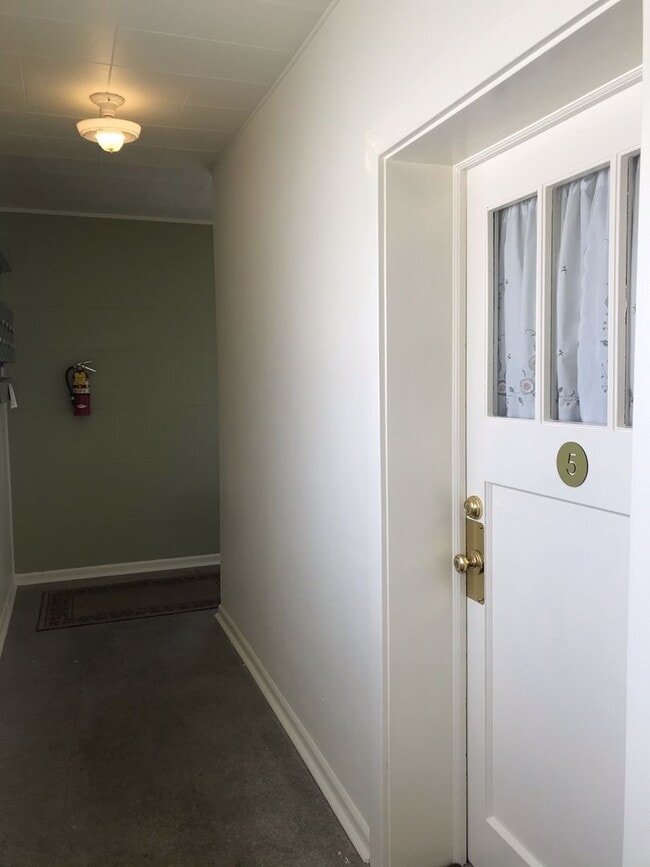 133 1st Ave E in Evergreen, MT - Foto de edificio - Building Photo