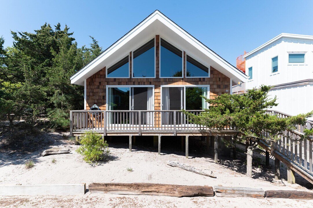 66 Bungalow Ln in Ocean Beach, NY - Building Photo