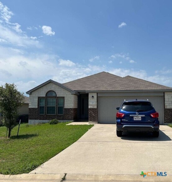 property at 2305 Vicksburg Ln
