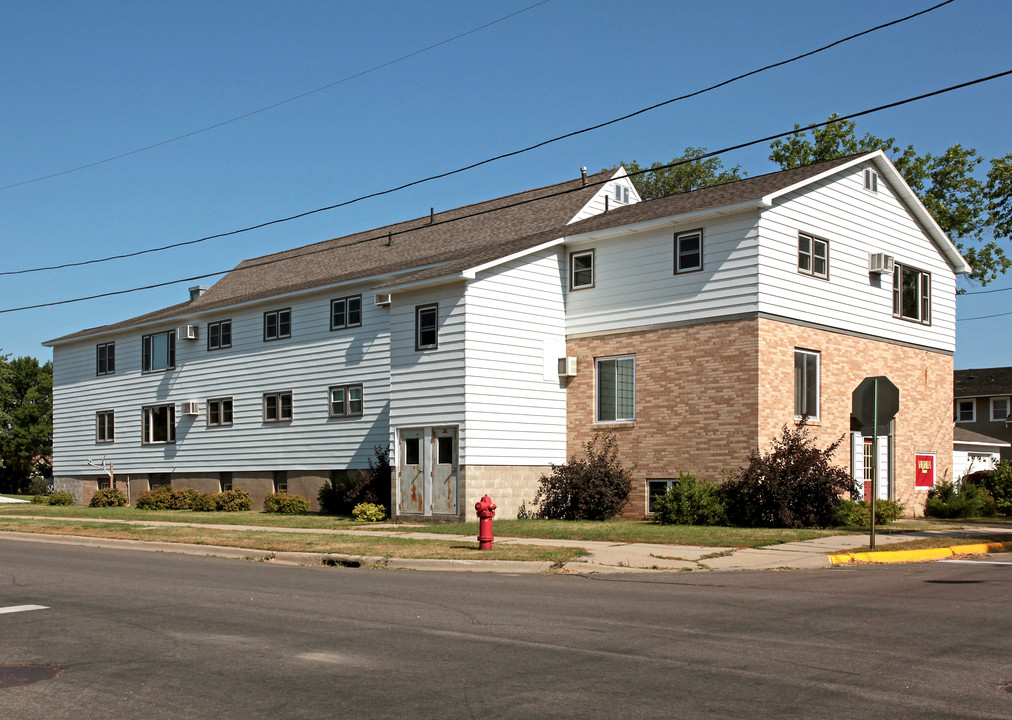 Valhalla Apartments in Paynesville, MN - Foto de edificio