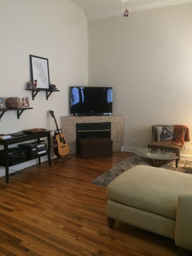 1450 N Leavitt St, Unit 2F in Chicago, IL - Building Photo - Building Photo