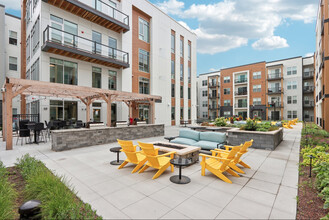 2929 on Mayfair in Wauwatosa, WI - Foto de edificio - Building Photo