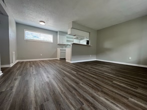 2120 Strawberry Rd in Pasadena, TX - Building Photo - Building Photo