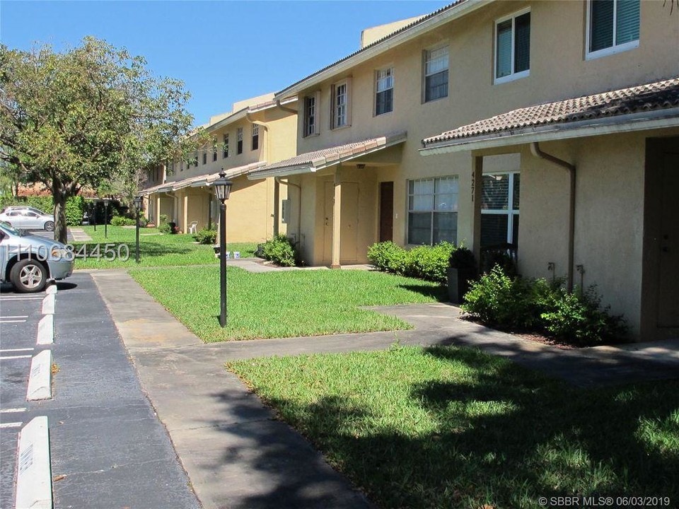 4269 Coral Springs Dr-Unit -5d in Coral Springs, FL - Building Photo