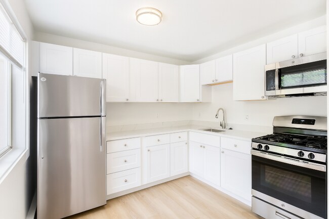 4465 MacArthur Blvd NW in Washington, DC - Building Photo - Building Photo