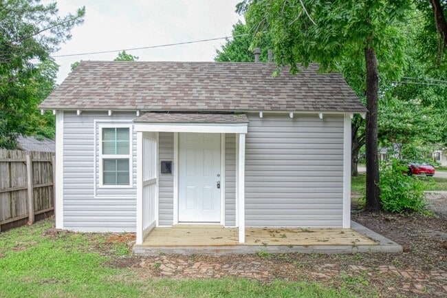 property at 1/2 S Flood Ave