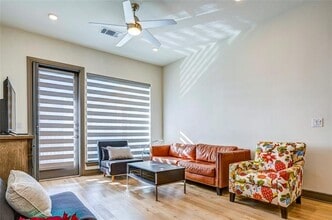 2700 Old Denton Rd in Carrollton, TX - Foto de edificio - Building Photo