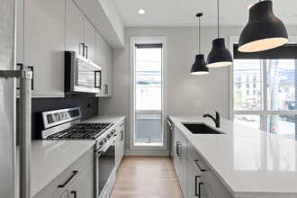 1050 W Cornelia Ave, Unit 2BED in Chicago, IL - Foto de edificio - Building Photo